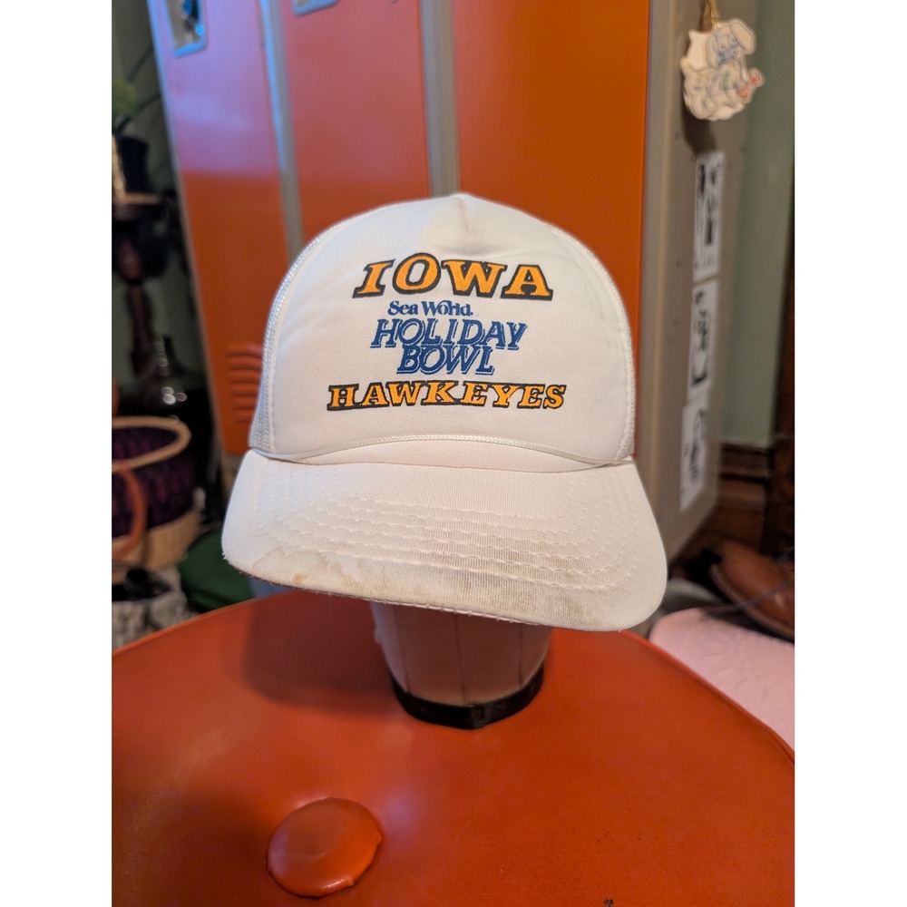 Vintage Iowa Hawkeyes Sea World Holiday Bowl Trucker Hat White Snapback Mesh Cap
